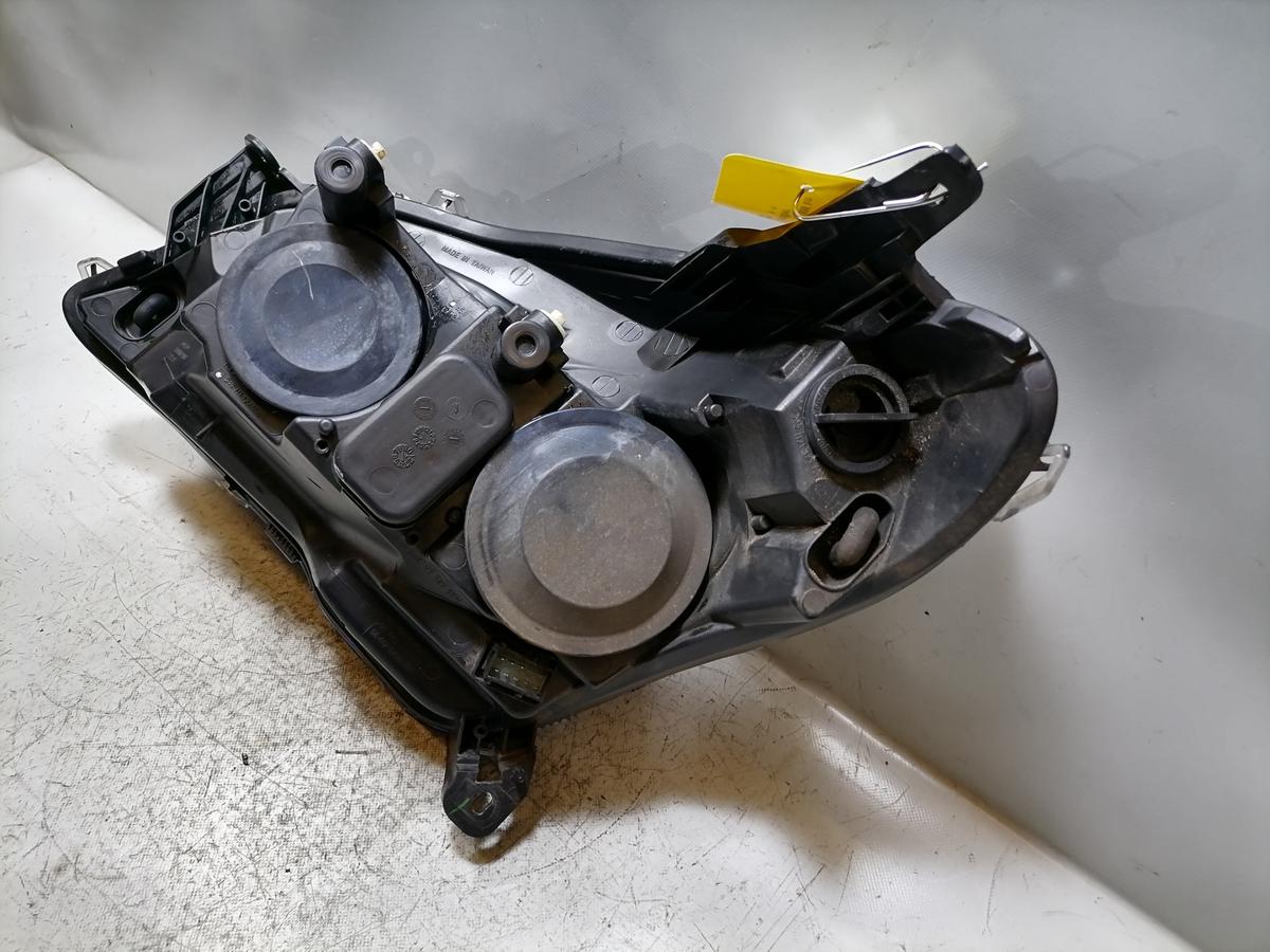Opel Astra H Scheinwerfer vorn rechts Halogen Schwarzer Hintergrund Bj.2006